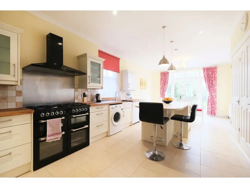 Amazing 3-bedroom Garden Flat for 6 in Ealing