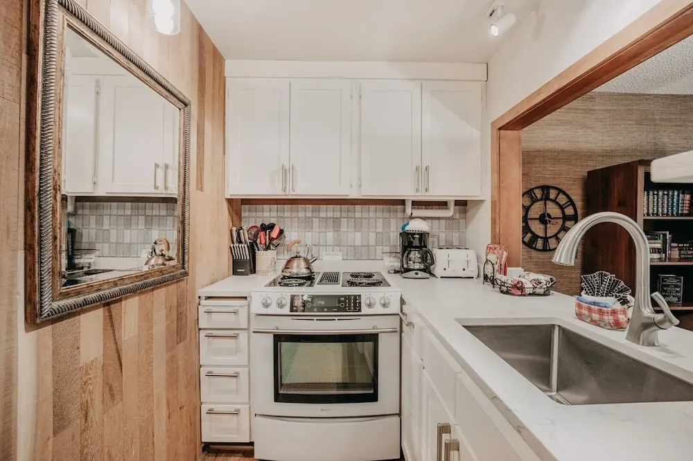 84sw - Sauna - Soaker Tub -  Fireplace - Sleeps 6 2 Bedroom Home by RedAwning