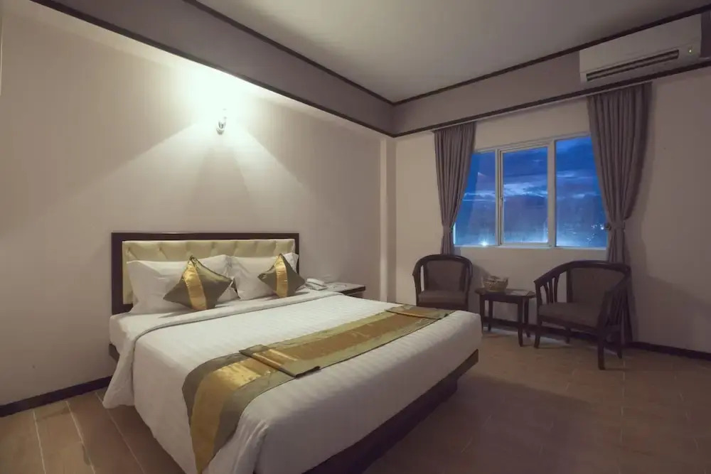 Platinum River View Hotel