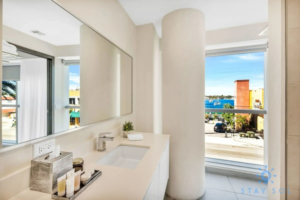 Apartment w Bay View Balcony  Pool   Up To 6  Gym, Hollywood