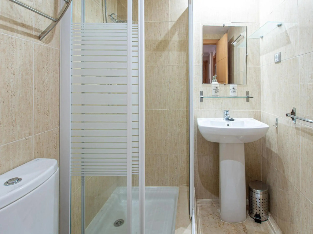2091- Apt close from all amenities
