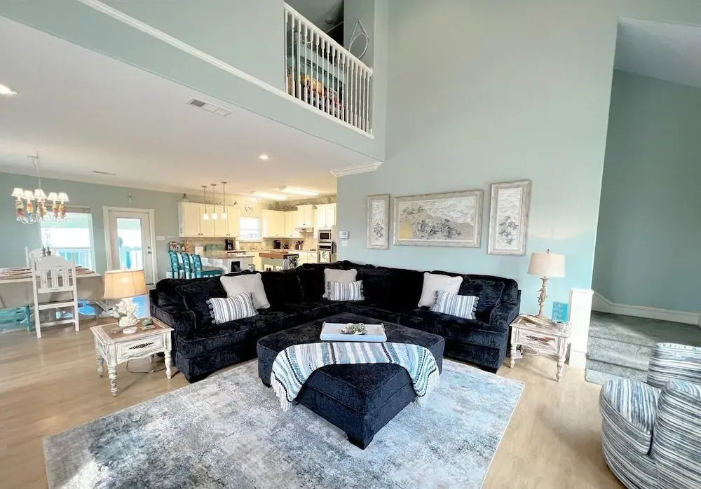 The Green Seahorse 4 Bedroom Home by RedAwning