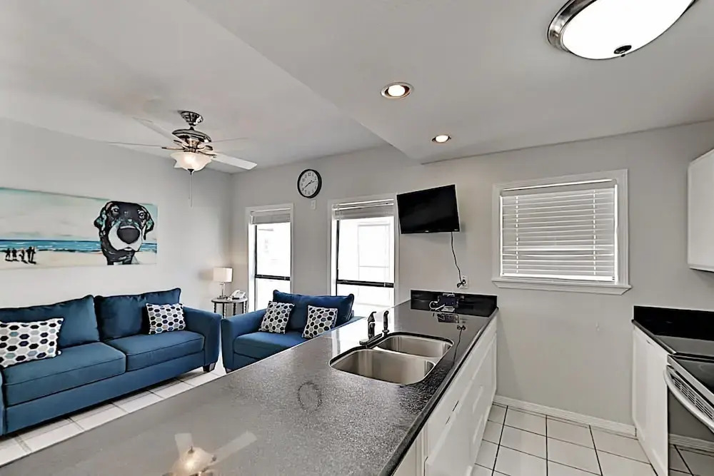 Charming Renovated - Walk To Beach! 1 Bedroom Condo