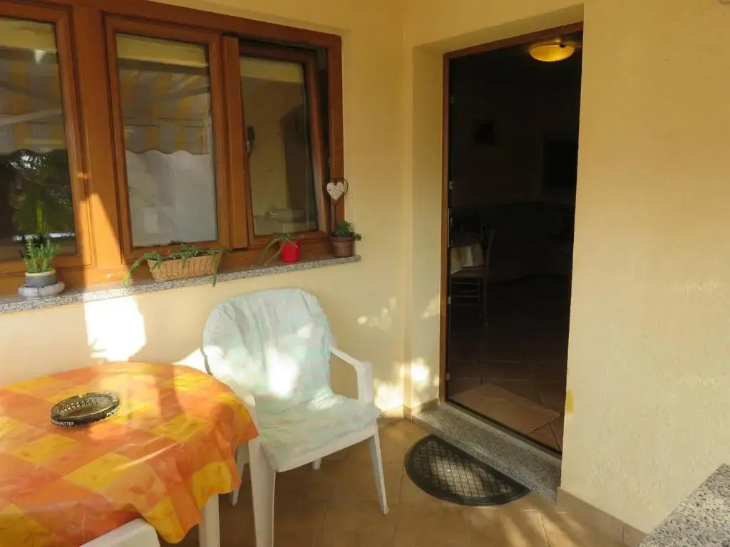 Apartment Banko A6 with Large Garden Near the Sea