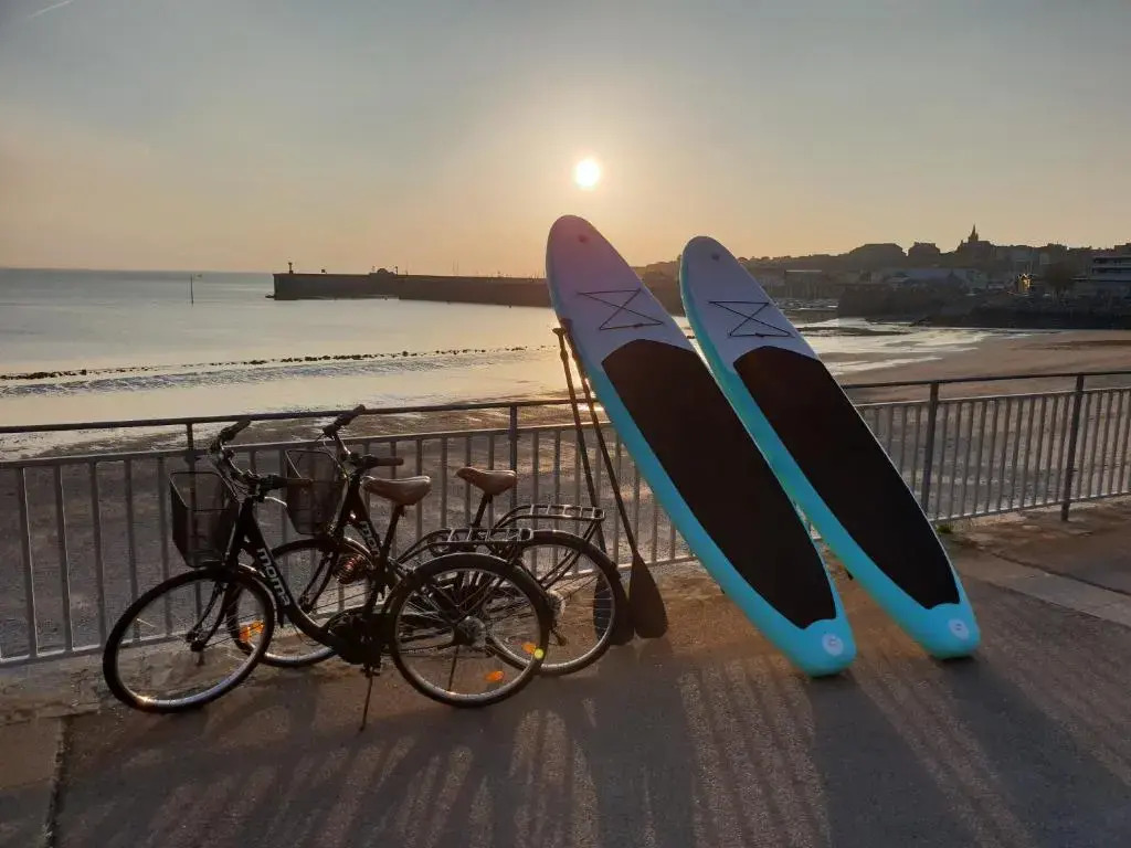 Les pieds dans l'eau accès direct à la plage !