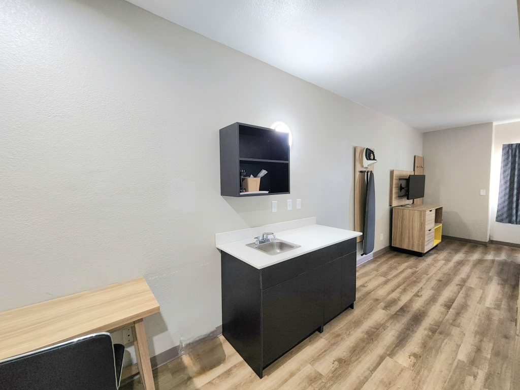 Days Inn & Suites by Wyndham Corpus Christi Central