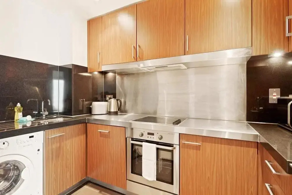 Lovely 1bed W/balcony on the River Thames