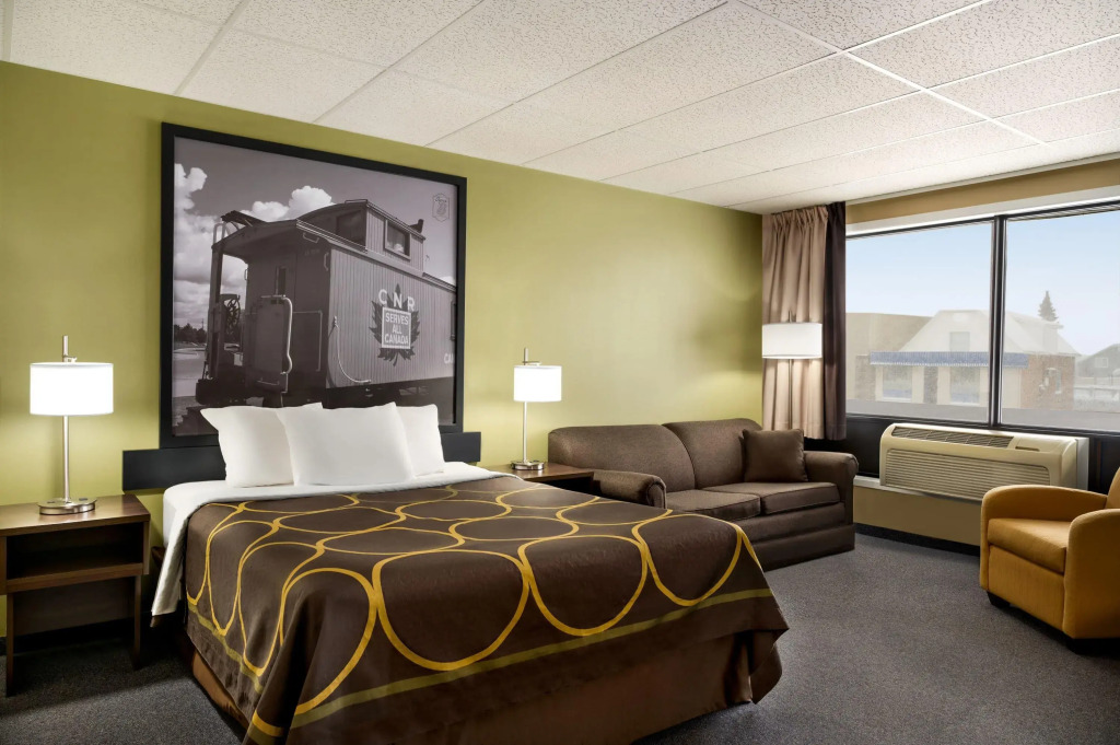 Super 8 by Wyndham Hearst ON