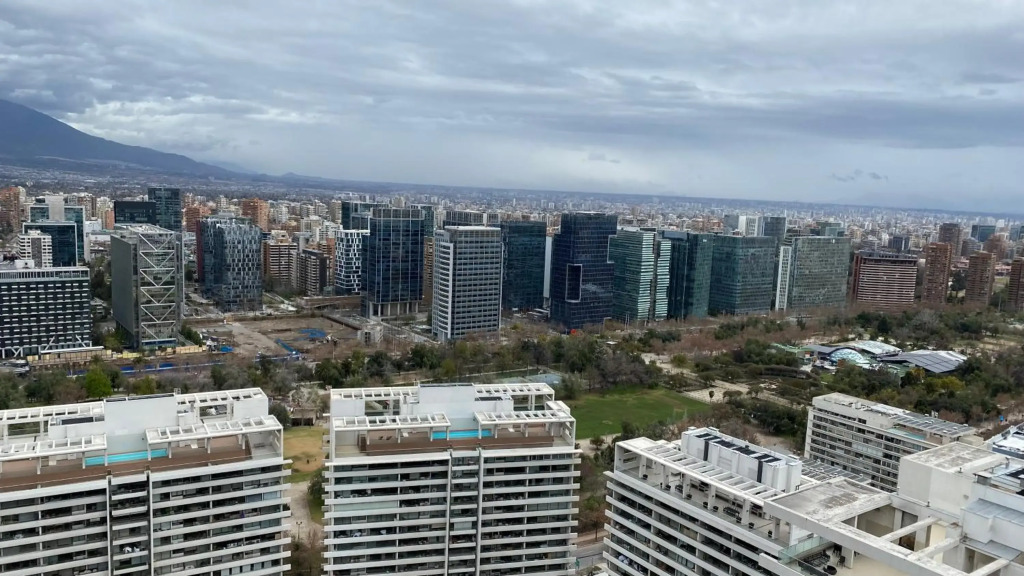 Departamento de lujo en suite, en el piso 38, Las Condes, costado de parques y malls