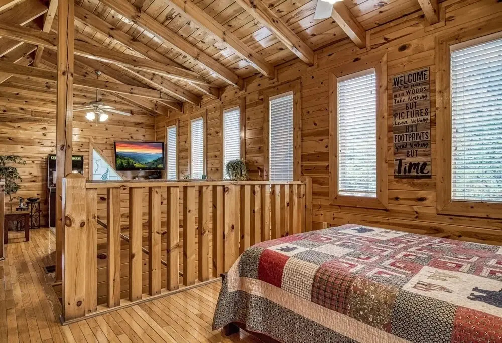 ERN834 - LAKESIDE GETAWAY - GREAT LOCATION! CLOSE TO ALL THE ACTION! cabin