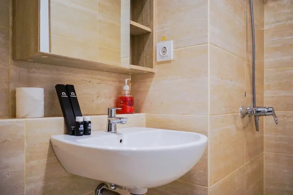 Best Location Studio Apartment at Springwood Residence