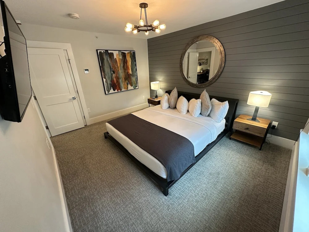 Large Three Room Suite 2 Bed/1 Bath In Downtown - Unit 4 2 Bedroom Home