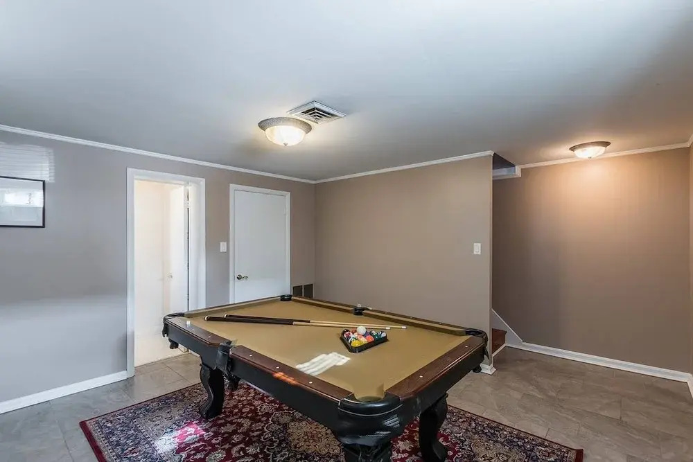 Gorgeous House with Pool Table 1 block to metro