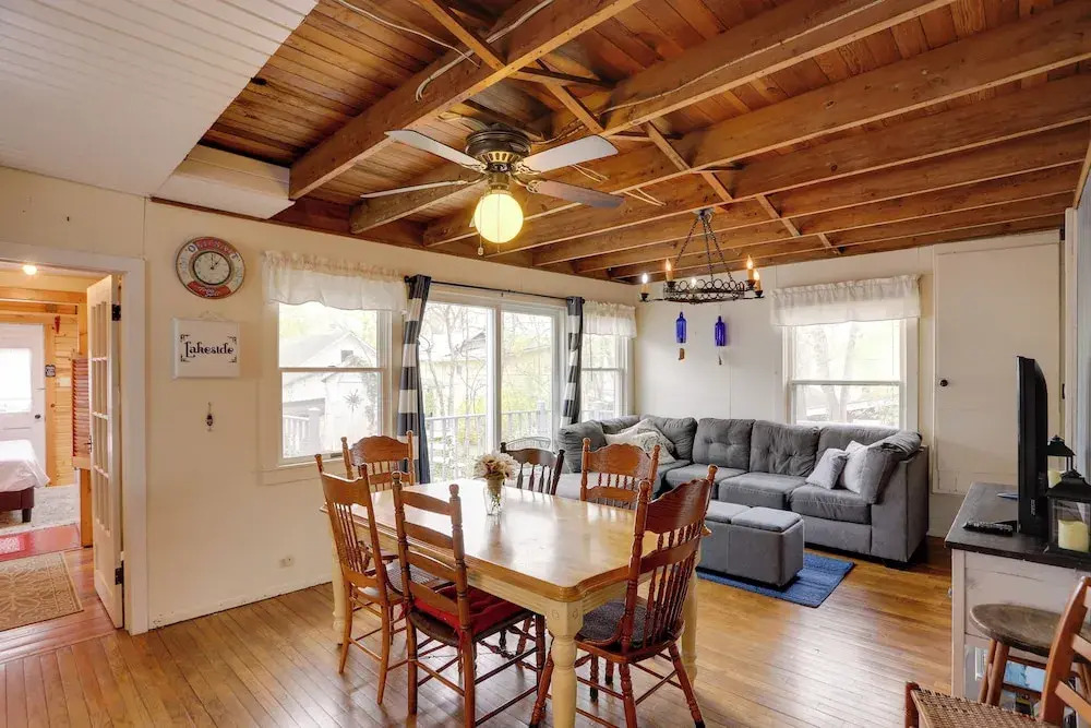 Spacious Lakeside Cottage - 2 Miles to Marblehead!