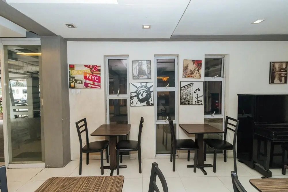 RedDoorz near Quezon City Circle