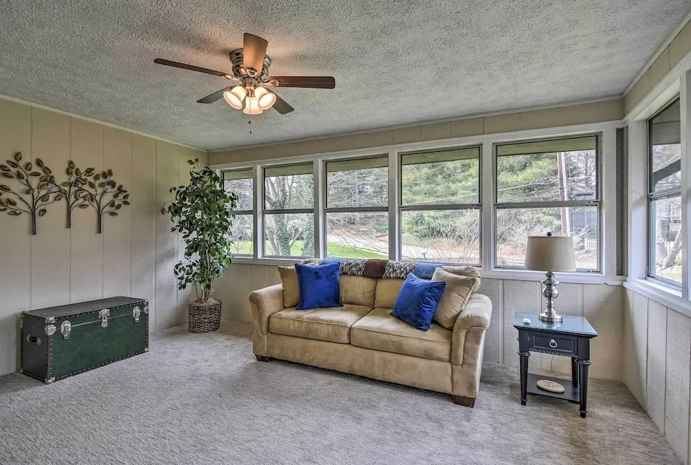 Condo w/ Sunroom, Near Downtown Hendersonville!