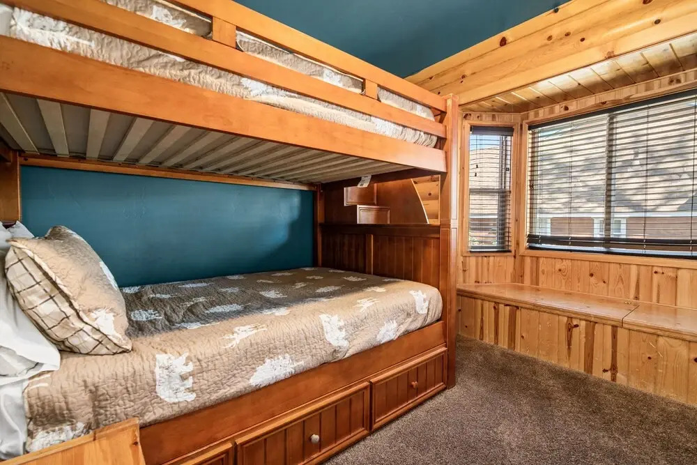 3 Cubs Lakefront - Stunning Lakeside Home With Hot Tub, Foosball, And Lake View! 3 Bedroom Home