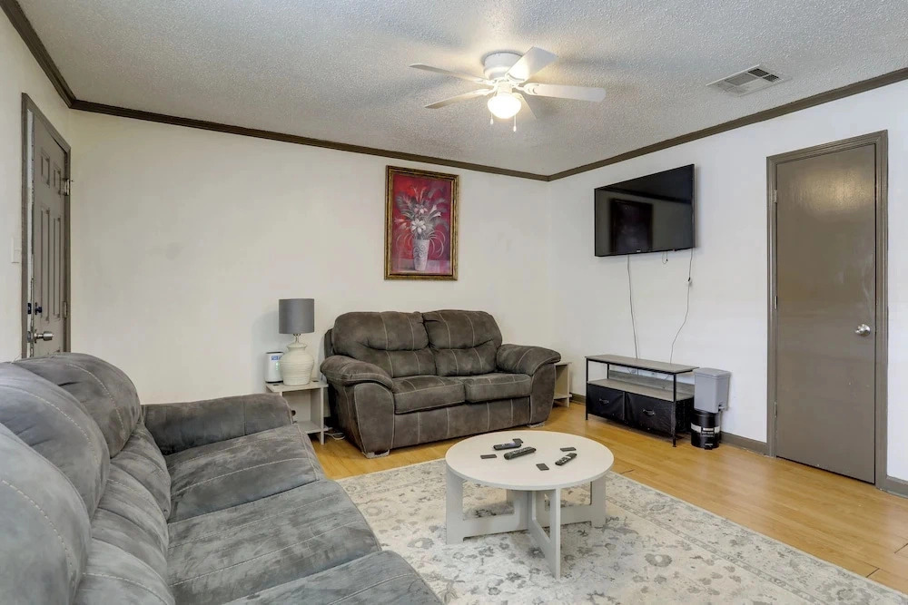 Walk to LSU Campus & Bars! Condo w/ Community Pool