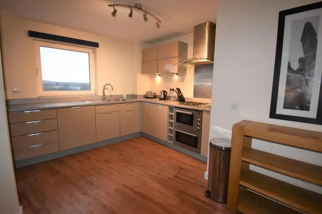 Pinnacle 2 - City Centre 2 Bedroom 2 Bathroom Apartment - with Balcony, Free Parking, Fast Wifi and Smart TV