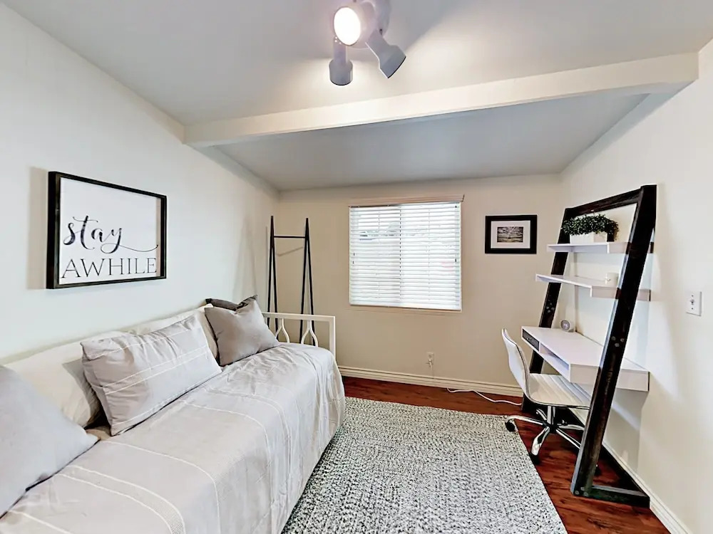 Gillespie Unit B - 3 Br Duplex