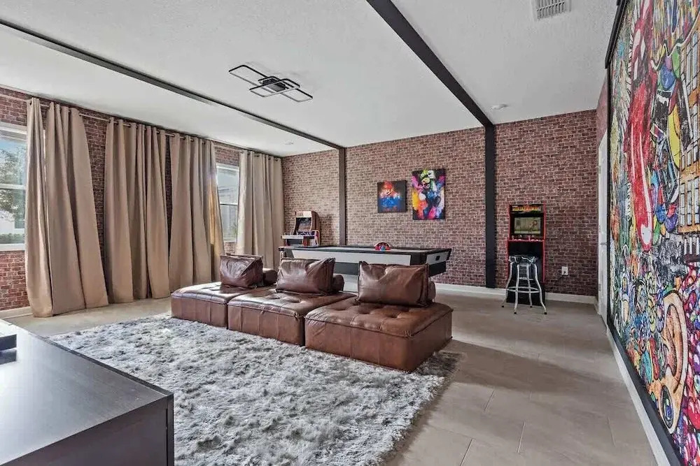 Themed 7bedroom and Pool 18 Guests
