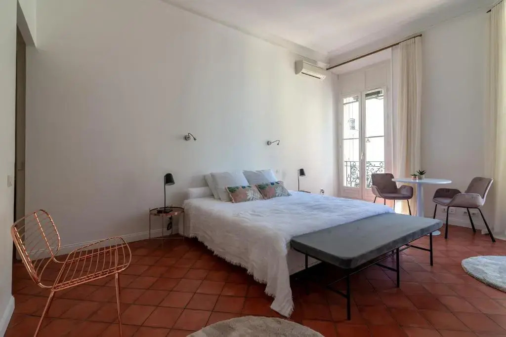 La Guitare 23 - Large Modern Studio with Balcony in Center of Cannes, Just Behind Grand Hotel