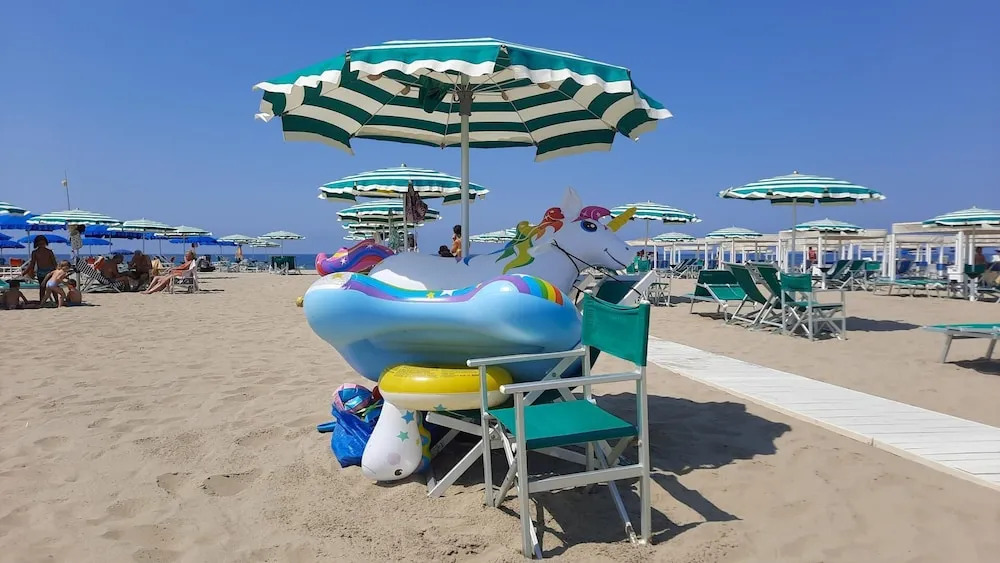 Comfortable Campsite-chalet G10 Tuscany Near sea