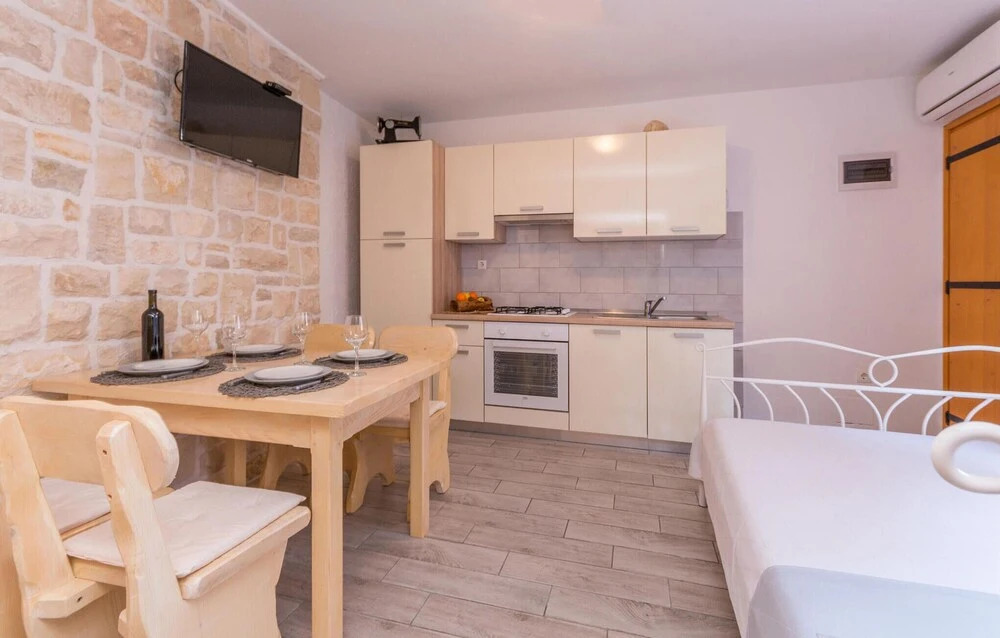 1 Bedroom Pet Friendly Home In Bibinje