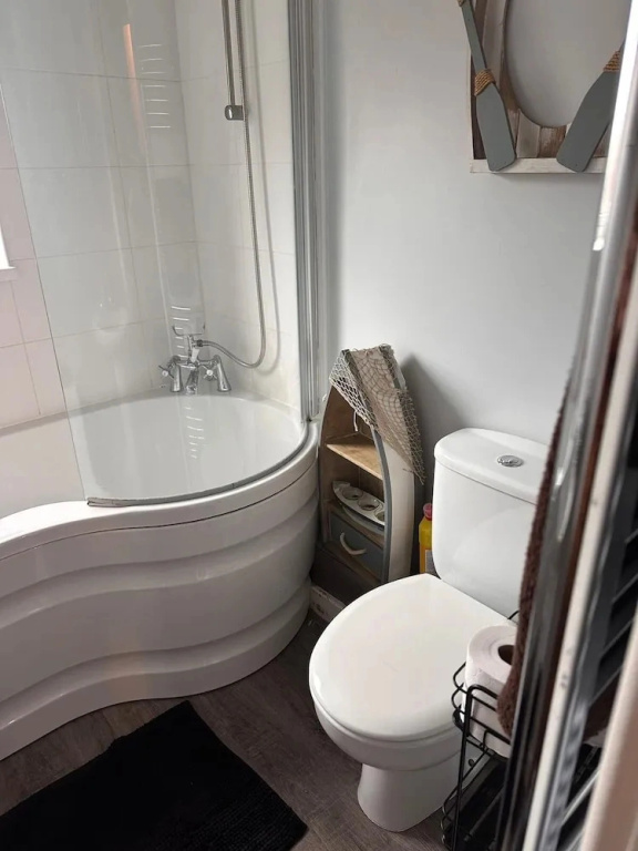 House - Sleeps 4 - Garden - on Street Parking