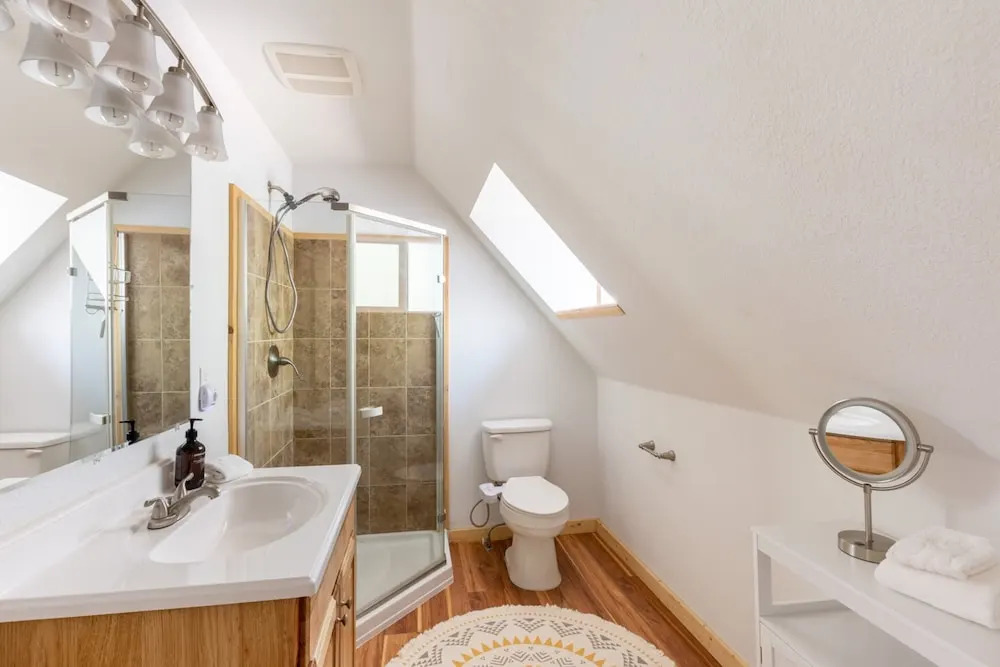 Sweet Pine Deck + Hot Tub, Cozy Modern Interior Close to Ski Resort!