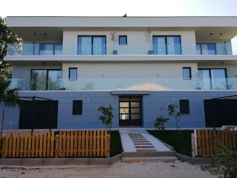 2 Bed House - Sleeps 4 - Hottub - Garden - Parking