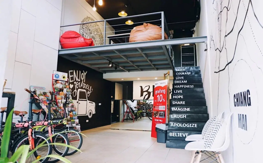 BLOOMZ HOSTEL