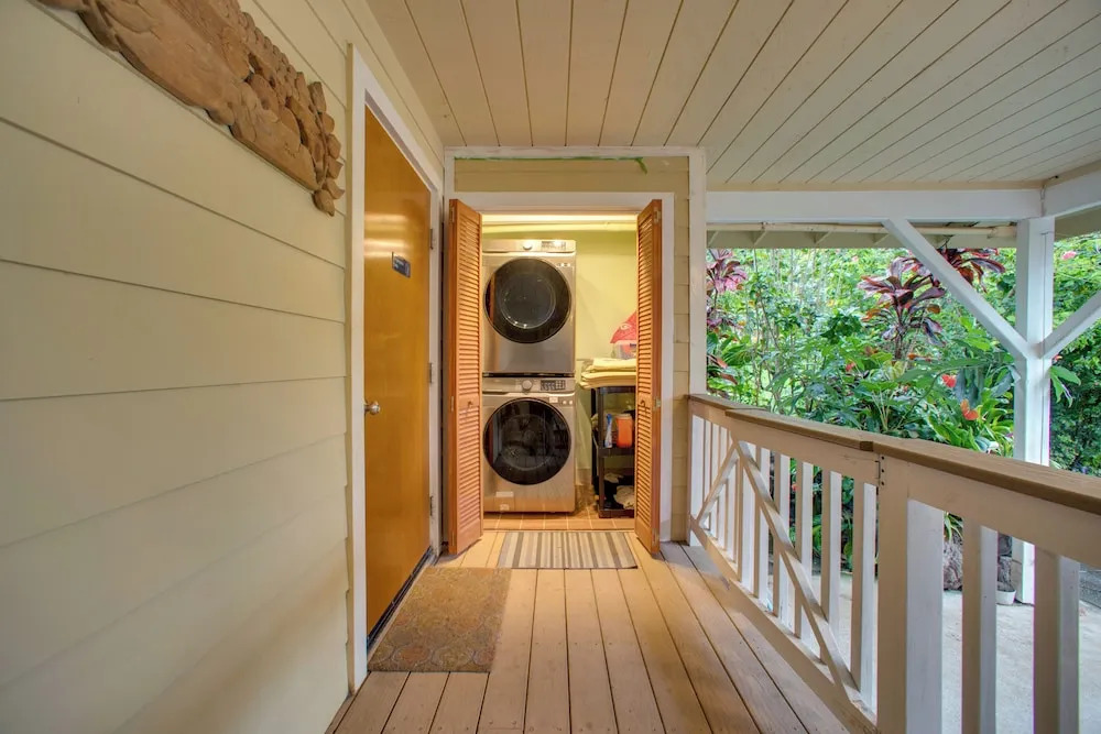 8 Mi to Magic Sands Beach: Tranquil Home w/ Lanai