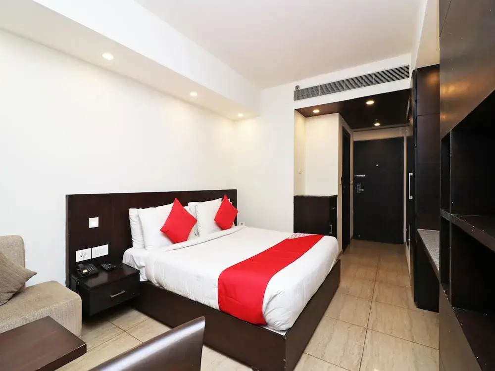 Capital O 2642 Golden Lakes Hotel