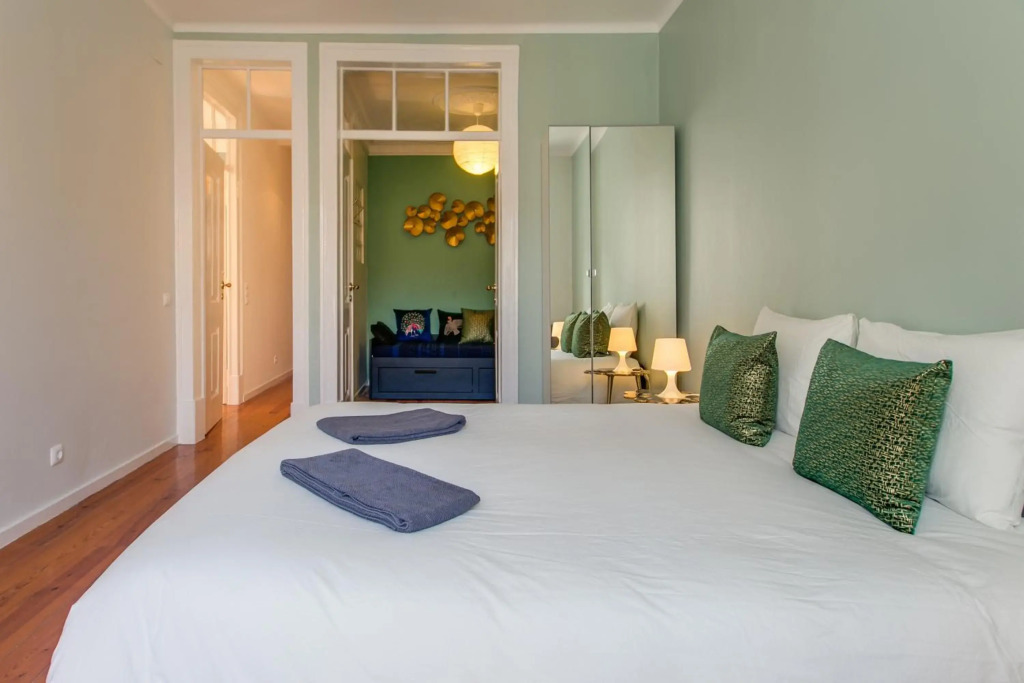 Spacious, Bright and Newly Renovated 2 Bedroom Apartment, Lisbon Historical Center, Madragoa