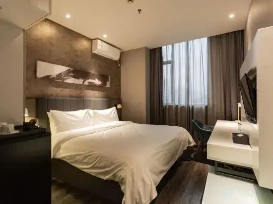 Ease Hotel (Wuhan Zhongshan Avenue Hanzheng Street Metro Station)