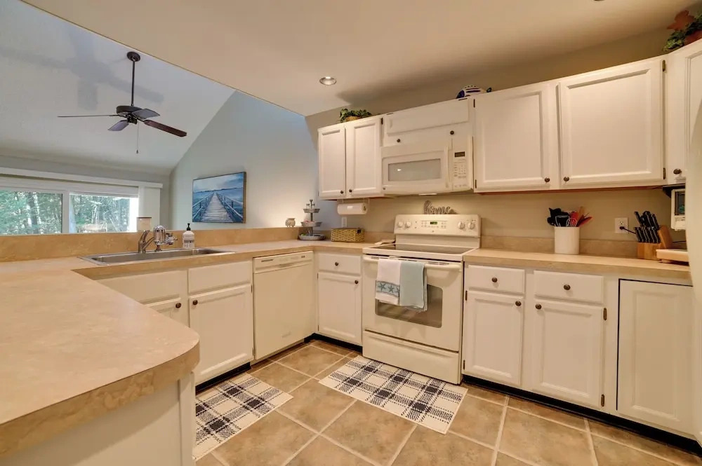 Harbor Springs Condo w/ Fireplace Near Skiing!