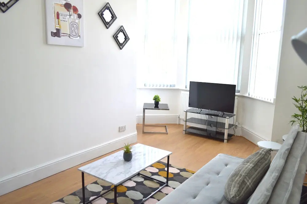 Beautiful Two-bed Apartment With Driveway Parking
