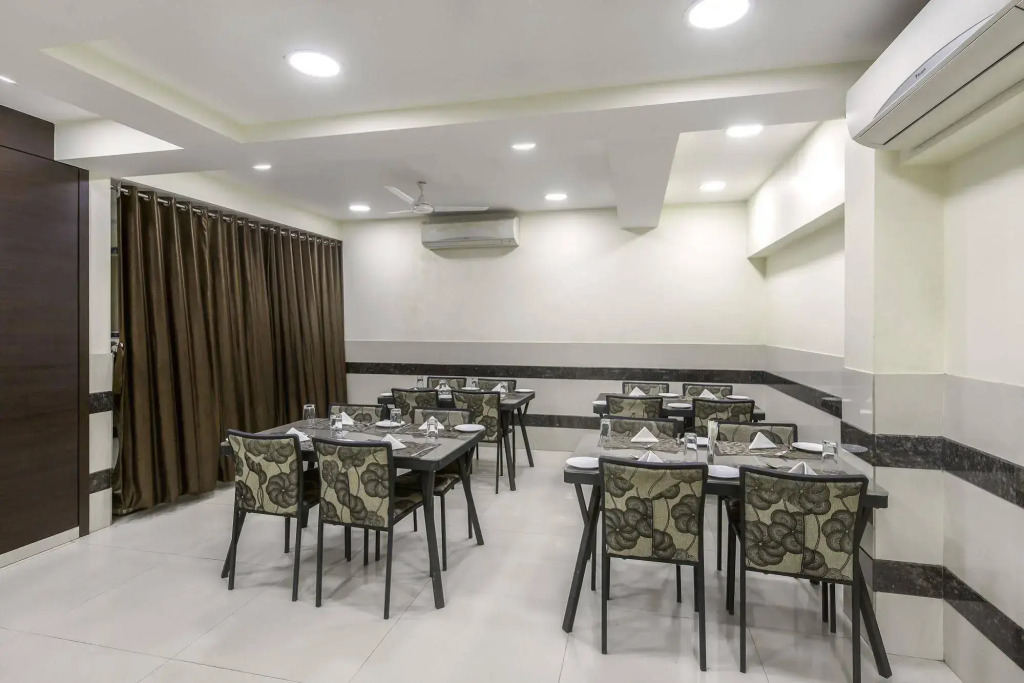 OYO 16703 Hotel The Platinum