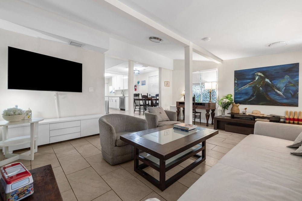 Artful Room With private courtyard