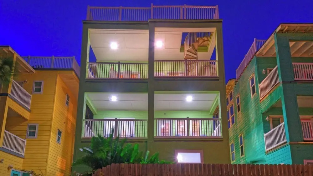 Walk to the Beach Ocean Views, Balcony Dining & Open Living Beachview 54 by Avantstay