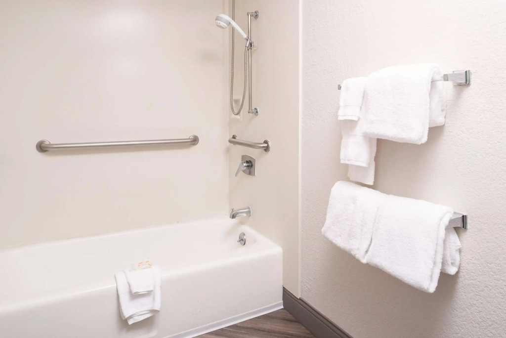 Howard Johnson by Wyndham Sacramento Downtown