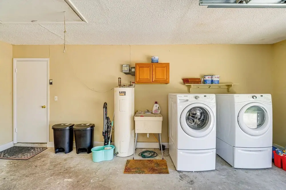 1 Mi to Dtwn Stuart: Bright Home w/ Pool & Spa!
