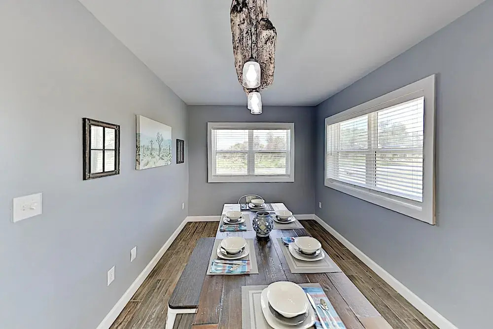 Deluxe Getaway: Big Corner Lot, Great Locale! 3 Bedroom Home