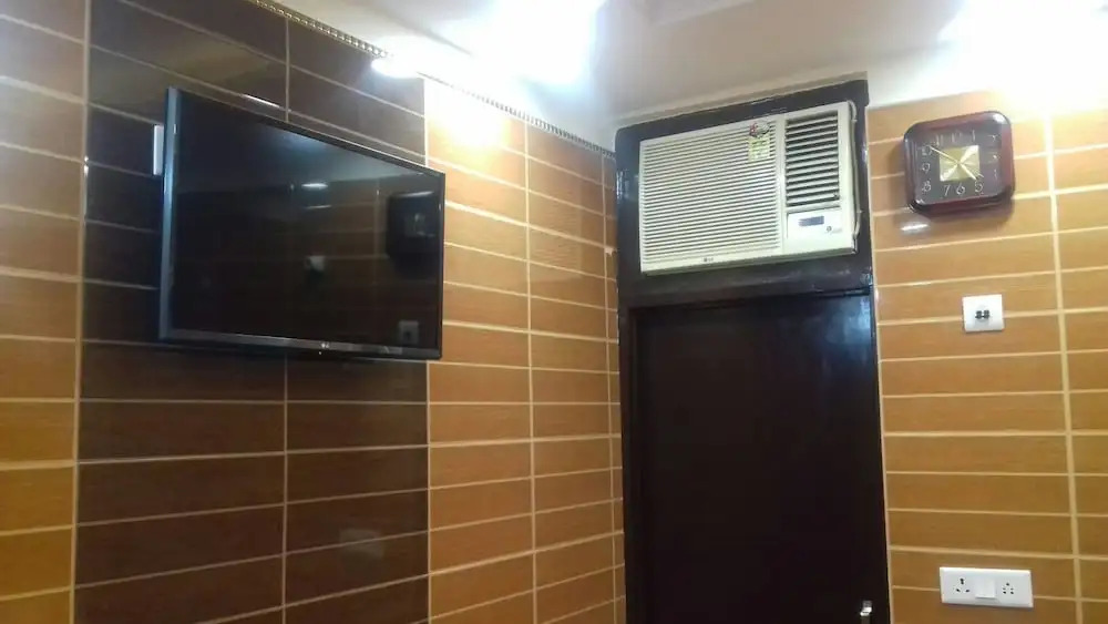 Posh, Nice Foreigner Area Lajpat Ngar Luxury Room