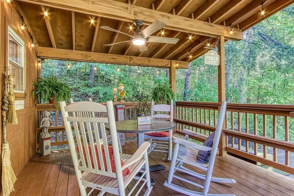 Cozy Cabin w/ Mountain Views Near SkyLift Park