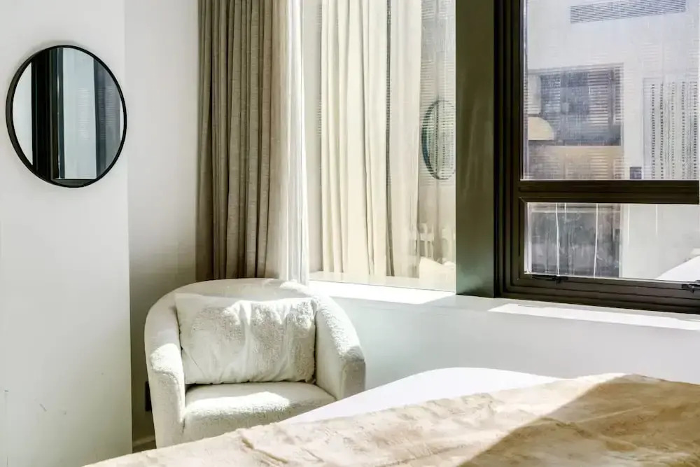 Contemporary Comfort at City Suite 905