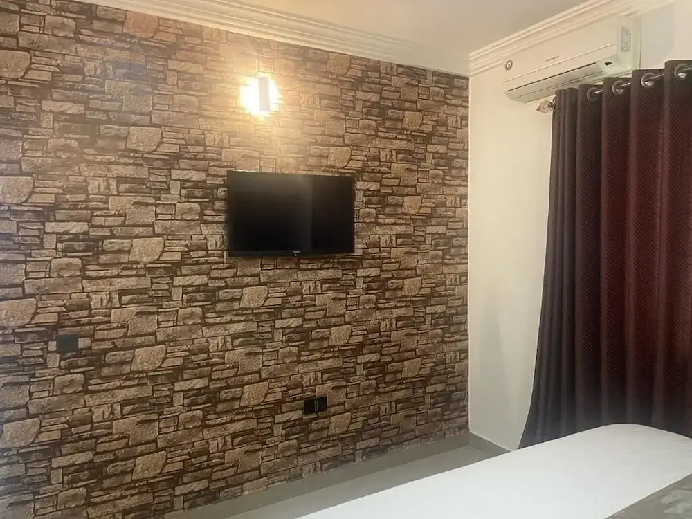 Eleventh House Hotel