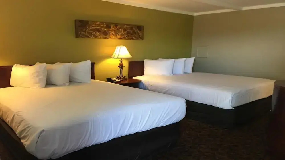 Inn by the Lake Gilbertsville Hotel