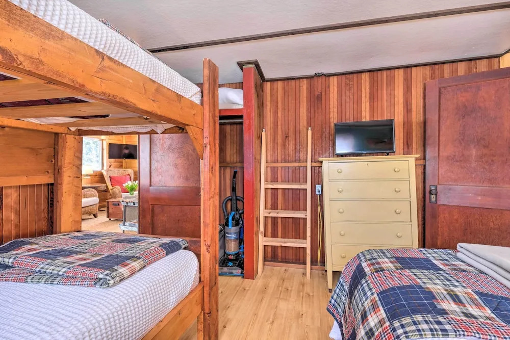 8 Mi to Saddleback Ski Area: Cabin w/ Fire Pit